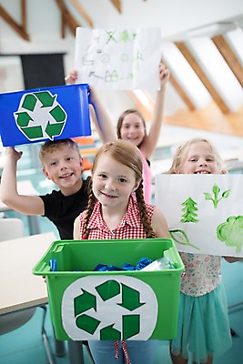 포토 JPG 서양인 외국인 응시 여자 남자 어린이 교실 학교 실내 설명 서기 미소 사람 여러명 상반신 앞모습 10대 상자 스쿨라이프 자연보호 그린캠페인 재활용 즐거움 그림 에코 체코 어린이만 그린슈머 국내포토 라이프스타일 시선 교육 감정 유럽 캠페인 뷰포인트 다수 모션 청소년 자연 표정 인종 내부 환경 보호 친환경 파일형식