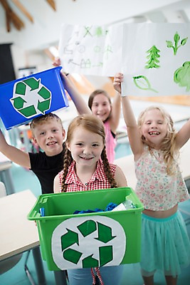 포토 JPG 서양인 외국인 응시 여자 남자 어린이 교실 학교 실내 설명 서기 미소 들기 사람 여러명 상반신 앞모습 10대 상자 스쿨라이프 자연보호 그린캠페인 재활용 즐거움 그림 에코 체코 어린이만 그린슈머 국내포토 라이프스타일 시선 교육 감정 유럽 캠페인 뷰포인트 다수 모션 청소년 자연 표정 인종 내부 환경 보호 친환경 파일형식