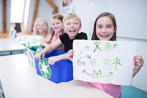 포토 JPG 서양인 외국인 여자 남자 어린이 교실 학교 실내 설명 서기 미소 들기 사람 여러명 상반신 옆모습 아웃포커스 10대 스쿨라이프 자연보호 그린캠페인 재활용 즐거움 그림 에코 체코 그린슈머 국내포토 라이프스타일 교육 감정 유럽 캠페인 뷰포인트 다수 모션 청소년 자연 촬영기법 표정 인종 내부 환경 보호 친환경 파일형식