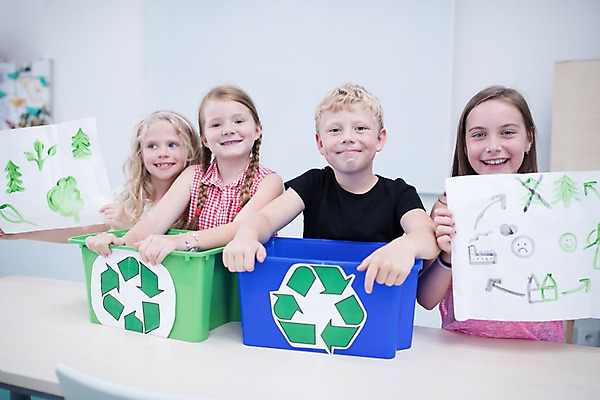 포토 JPG 서양인 외국인 응시 여자 남자 어린이 학교 실내 설명 서기 미소 들기 사람 여러명 상반신 앞모습 10대 스쿨라이프 자연보호 그린캠페인 재활용 즐거움 그림 에코 체코 어린이만 그린슈머 국내포토 라이프스타일 시선 교육 감정 유럽 캠페인 뷰포인트 다수 모션 청소년 자연 표정 인종 내부 환경 보호 친환경 파일형식