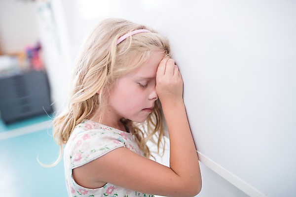 포토 JPG 서양인 외국인 여자 어린이 생각 교실 학교 실내 한명 서기 사람 상반신 옆모습 10대 스쿨라이프 눈감음 기댐 고민 화이트보드 체코 소녀한명만 국내포토 1 라이프스타일 교육 감정 유럽 뷰포인트 모션 청소년 인종 내부 여자한명만 소녀만 파일형식