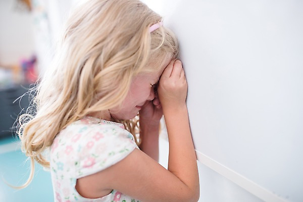 포토 JPG 서양인 외국인 여자 어린이 교실 학교 실내 한명 서기 사람 상반신 옆모습 10대 스쿨라이프 눈감음 기댐 칠판 울음 눈물 체코 소녀한명만 국내포토 1 라이프스타일 교육 감정 유럽 뷰포인트 모션 청소년 표정 인종 내부 여자한명만 소녀만 파일형식