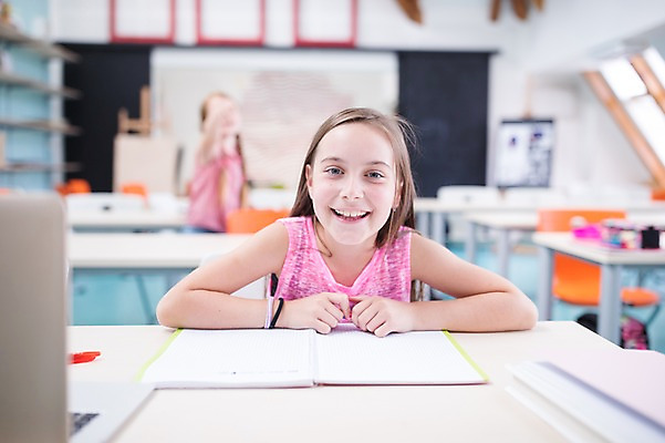 포토 JPG 서양인 외국인 여자 어린이 교실 학교 실내 서기 미소 사람 앉기 상반신 두명 앞모습 아웃포커스 10대 스쿨라이프 체코 소녀만 국내포토 라이프스타일 교육 유럽 뷰포인트 모션 청소년 촬영기법 표정 인종 내부 여자만 어린이만 파일형식