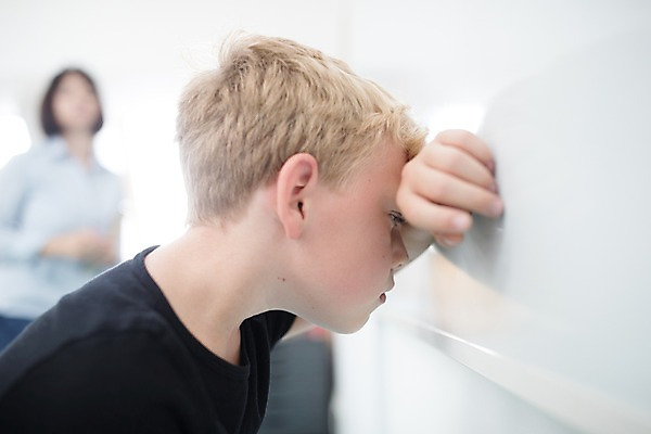 포토 JPG 서양인 외국인 여자 남자 어린이 교실 학교 실내 서기 사람 상반신 성인 두명 앞모습 옆모습 아웃포커스 10대 스쿨라이프 교사 기댐 칠판 화이트보드 체코 딴짓 힘듦 국내포토 직업 라이프스타일 교육 유럽 뷰포인트 컨셉 모션 청소년 촬영기법 인종 내부 파일형식