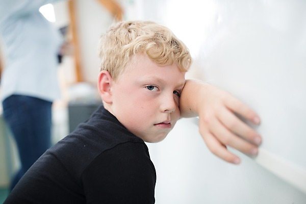 포토 JPG 서양인 외국인 여자 남자 어린이 교실 학교 실내 서기 사람 상반신 성인 두명 옆모습 아웃포커스 10대 스쿨라이프 교사 기댐 칠판 화이트보드 체코 불만 딴짓 힘듦 국내포토 직업 라이프스타일 교육 감정 유럽 뷰포인트 컨셉 모션 청소년 촬영기법 인종 내부 파일형식