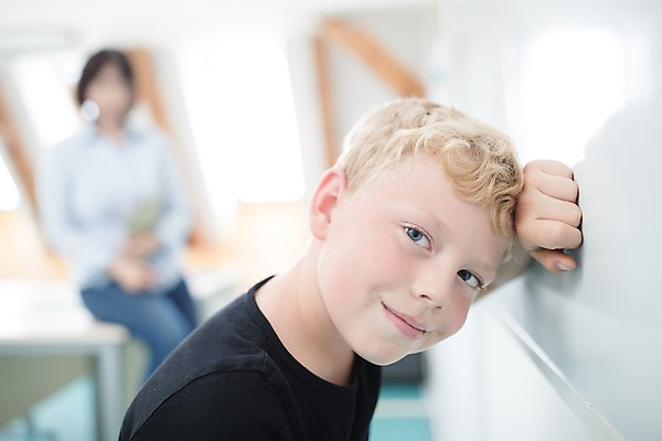 포토 JPG 서양인 외국인 여자 남자 어린이 교실 학교 실내 서기 미소 사람 앉기 상반신 성인 두명 옆모습 아웃포커스 10대 스쿨라이프 교사 기댐 칠판 화이트보드 체코 딴짓 국내포토 직업 라이프스타일 교육 유럽 뷰포인트 모션 청소년 촬영기법 표정 인종 내부 파일형식