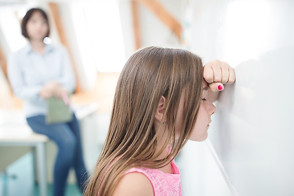 포토 JPG 서양인 외국인 여자 어린이 교실 학교 실내 서기 사람 앉기 상반신 성인 두명 앞모습 옆모습 아웃포커스 10대 스쿨라이프 눈감음 교사 기댐 칠판 화이트보드 체코 국내포토 직업 라이프스타일 교육 유럽 뷰포인트 모션 청소년 촬영기법 인종 내부 파일형식 나라 생활