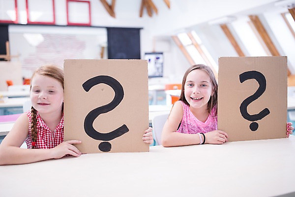 포토 JPG 서양인 외국인 여자 어린이 교실 학교 수업 실내 미소 들기 사람 앉기 상반신 두명 앞모습 10대 스쿨라이프 물음표 호기심 체코 소녀만 국내포토 라이프스타일 기호 교육 감정 유럽 뷰포인트 컨셉 모션 청소년 표정 인종 내부 여자만 어린이만 파일형식