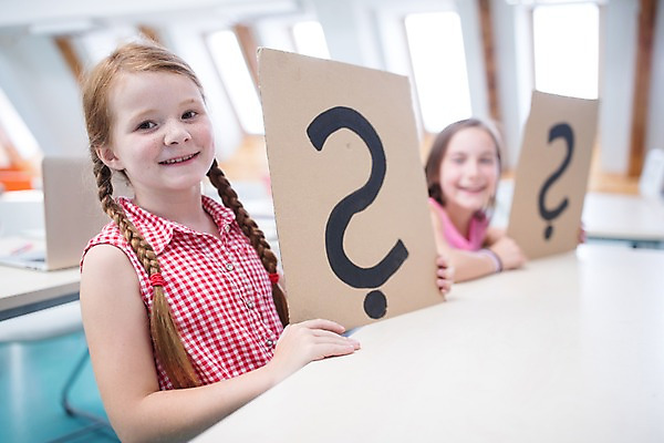 포토 JPG 서양인 외국인 여자 어린이 교실 학교 수업 실내 미소 들기 사람 상반신 두명 옆모습 아웃포커스 10대 스쿨라이프 물음표 호기심 체코 소녀만 국내포토 라이프스타일 기호 교육 감정 유럽 뷰포인트 컨셉 모션 청소년 촬영기법 표정 인종 내부 여자만 어린이만 파일형식