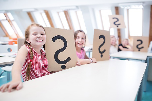 포토 JPG 서양인 외국인 여자 남자 어린이 교실 학교 수업 실내 미소 들기 사람 앉기 여러명 상반신 앞모습 아웃포커스 10대 스쿨라이프 물음표 호기심 체코 어린이만 국내포토 라이프스타일 기호 교육 감정 유럽 뷰포인트 다수 컨셉 모션 청소년 촬영기법 표정 인종 내부 파일형식