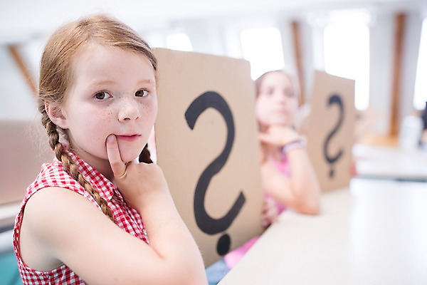 포토 JPG 서양인 외국인 여자 어린이 교실 학교 수업 실내 미소 들기 사람 앉기 상반신 두명 옆모습 아웃포커스 10대 스쿨라이프 물음표 호기심 체코 소녀만 국내포토 라이프스타일 기호 교육 감정 유럽 뷰포인트 컨셉 모션 청소년 촬영기법 표정 인종 내부 여자만 어린이만 파일형식