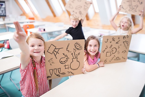 포토 JPG 서양인 외국인 여자 남자 어린이 교실 학교 수업 실내 서기 미소 들기 사람 앉기 여러명 상반신 앞모습 아웃포커스 10대 스쿨라이프 발표 즐거움 체코 어린이만 국내포토 라이프스타일 교육 감정 유럽 뷰포인트 다수 모션 청소년 촬영기법 표정 인종 내부 파일형식