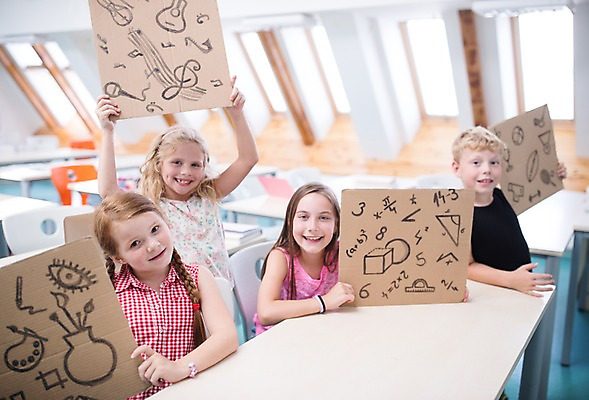 포토 JPG 서양인 외국인 여자 남자 어린이 교실 학교 수업 실내 서기 미소 들기 사람 앉기 여러명 상반신 앞모습 10대 스쿨라이프 발표 즐거움 그림 체코 어린이만 국내포토 라이프스타일 교육 감정 유럽 뷰포인트 다수 모션 청소년 표정 인종 내부 파일형식