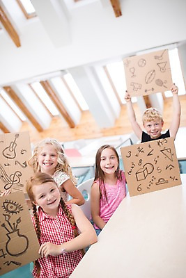 포토 JPG 서양인 외국인 여자 남자 어린이 교실 학교 실내 서기 미소 들기 사람 앉기 여러명 상반신 앞모습 10대 스쿨라이프 발표 즐거움 그림 체코 어린이만 국내포토 라이프스타일 교육 감정 유럽 뷰포인트 다수 모션 청소년 표정 인종 내부 파일형식