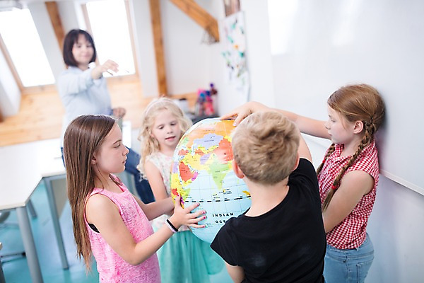 포토 JPG 서양인 외국인 여자 남자 어린이 교실 학교 수업 실내 서기 들기 사람 여러명 상반신 앞모습 옆모습 뒷모습 아웃포커스 10대 지구본 스쿨라이프 교사 호기심 체코 어린이만 국내포토 직업 라이프스타일 교육 감정 유럽 뷰포인트 다수 컨셉 모션 청소년 촬영기법 인종 내부 파일형식