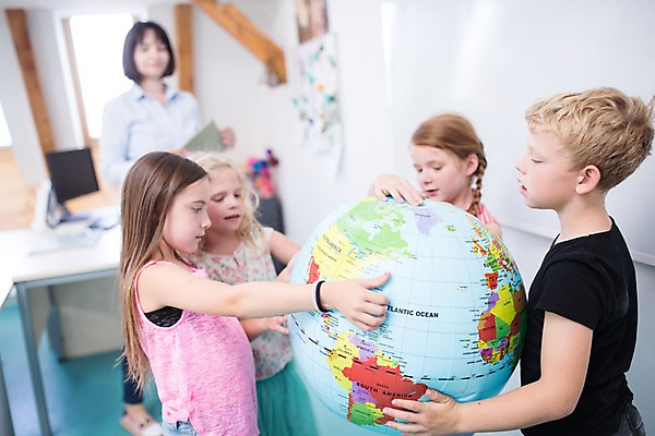 포토 JPG 서양인 외국인 여자 남자 어린이 교실 학교 수업 실내 서기 들기 사람 여러명 상반신 성인 옆모습 10대 지구본 스쿨라이프 교사 호기심 체코 국내포토 직업 라이프스타일 교육 감정 유럽 뷰포인트 다수 컨셉 모션 청소년 인종 내부 파일형식
