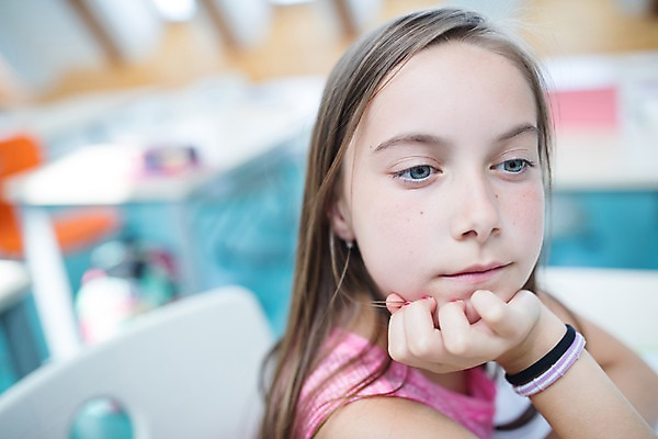 포토 JPG 서양인 외국인 응시 여자 어린이 교실 학교 실내 한명 사람 앉기 근접촬영 상반신 옆모습 아웃포커스 10대 스쿨라이프 턱괴기 체코 소녀한명만 국내포토 1 라이프스타일 시선 교육 유럽 뷰포인트 모션 청소년 촬영기법 인종 내부 여자한명만 소녀만 파일형식