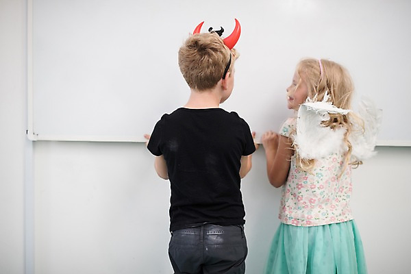 포토 JPG 서양인 외국인 여자 남자 어린이 교실 학교 놀이 천사 실내 서기 미소 사람 상반신 두명 뒷모습 10대 스쿨라이프 악마 즐거움 체코 변장 어린이만 국내포토 라이프스타일 교육 감정 유럽 뷰포인트 모션 청소년 표정 인종 내부 파일형식
