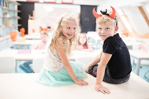 포토 JPG 서양인 외국인 여자 남자 어린이 장난 교실 학교 놀이 천사 실내 미소 사람 앉기 여러명 상반신 앞모습 옆모습 아웃포커스 10대 스쿨라이프 악마 개구쟁이 즐거움 체코 변장 어린이만 국내포토 라이프스타일 교육 감정 유럽 뷰포인트 다수 모션 청소년 촬영기법 표정 인종 내부 파일형식