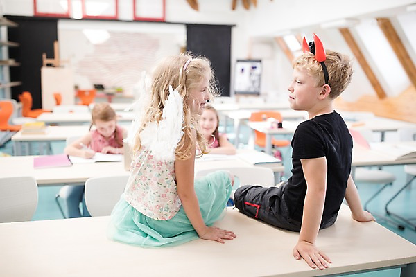 포토 JPG 서양인 외국인 어린이 교실 학교 놀이 천사 실내 미소 사람 앉기 여러명 상반신 앞모습 옆모습 아웃포커스 10대 스쿨라이프 마주보기 악마 개구쟁이 즐거움 체코 변장 어린이만 국내포토 라이프스타일 교육 감정 유럽 뷰포인트 다수 모션 청소년 촬영기법 표정 인종 내부 파일형식