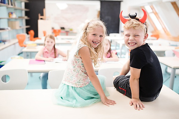 포토 JPG 전신 서양인 외국인 여자 남자 어린이 교실 학교 놀이 실내 미소 사람 앉기 여러명 상반신 앞모습 뒷모습 아웃포커스 10대 스쿨라이프 뒤돌아보기 개구쟁이 즐거움 체코 어린이만 국내포토 라이프스타일 교육 감정 유럽 뷰포인트 다수 모션 청소년 촬영기법 표정 인종 내부 파일형식