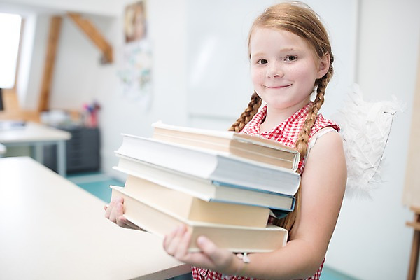 포토 JPG 서양인 외국인 여자 어린이 교실 학교 실내 한명 서기 미소 들기 사람 상반신 옆모습 10대 책 스쿨라이프 체코 천사날개 소녀한명만 국내포토 1 라이프스타일 교육 유럽 뷰포인트 날개 모션 청소년 천사 표정 인종 내부 여자한명만 소녀만 파일형식