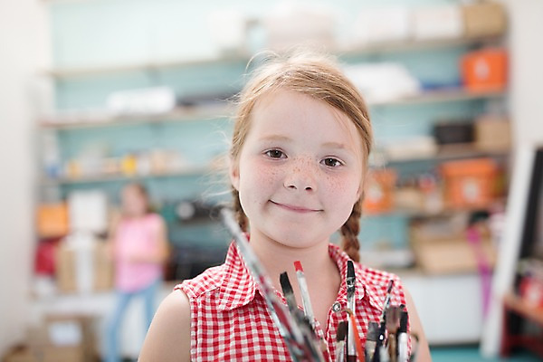포토 JPG 서양인 외국인 응시 여자 어린이 학교 실내 미술 서기 미소 사람 상반신 두명 앞모습 아웃포커스 10대 스쿨라이프 붓 체코 미술교육 소녀만 국내포토 라이프스타일 시선 교육 유럽 뷰포인트 모션 청소년 문화예술 촬영기법 표정 인종 내부 여자만 어린이만 파일형식