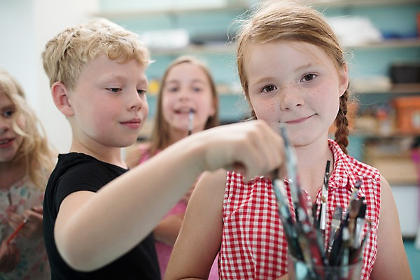 포토 JPG 서양인 외국인 응시 여자 남자 어린이 학교 실내 미술 미소 들기 사람 여러명 상반신 앞모습 옆모습 10대 스쿨라이프 붓 체코 미술교육 국내포토 라이프스타일 시선 교육 유럽 뷰포인트 다수 모션 청소년 문화예술 표정 인종 내부 파일형식