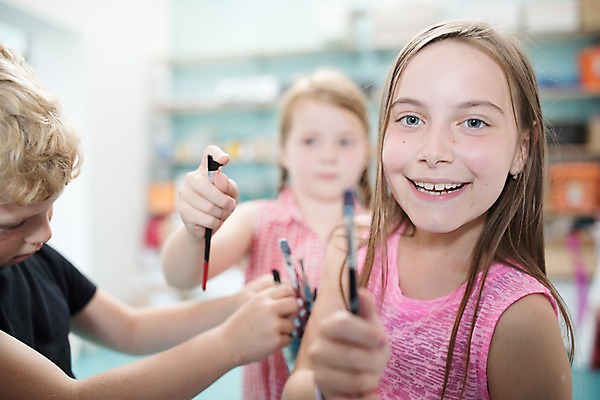 포토 JPG 서양인 외국인 응시 여자 남자 어린이 학교 실내 미술 서기 미소 들기 사람 상반신 앞모습 옆모습 아웃포커스 10대 세명 스쿨라이프 잡기 붓 즐거움 체코 미술교육 어린이만 국내포토 라이프스타일 시선 교육 감정 유럽 뷰포인트 모션 청소년 문화예술 촬영기법 표정 인종 내부 파일형식