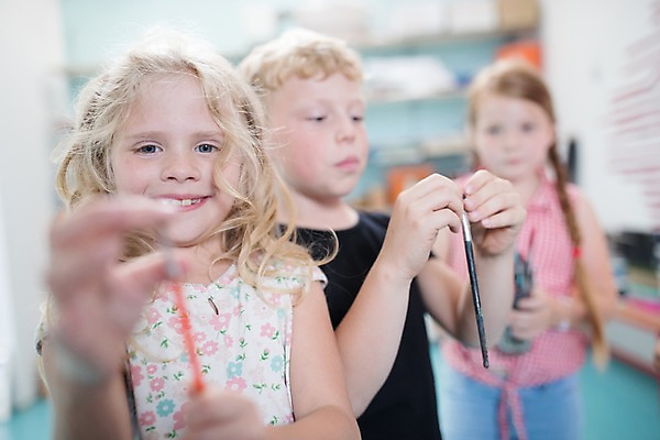 포토 JPG 서양인 외국인 응시 여자 남자 어린이 학교 실내 미술 서기 들기 사람 상반신 앞모습 옆모습 아웃포커스 10대 세명 스쿨라이프 잡기 붓 즐거움 체코 미술교육 어린이만 국내포토 라이프스타일 시선 교육 감정 유럽 뷰포인트 모션 청소년 문화예술 촬영기법 인종 내부 파일형식