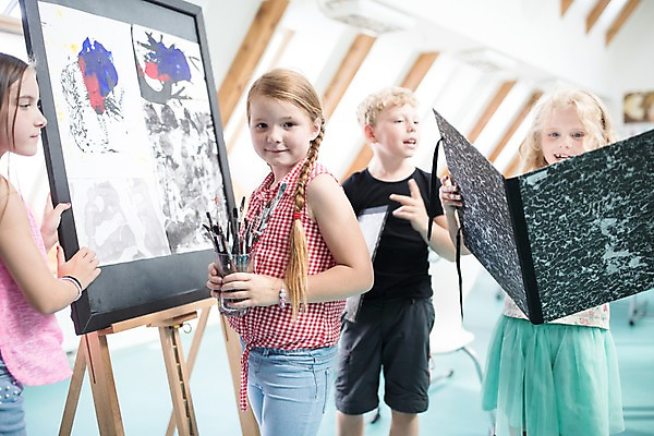 포토 JPG 서양인 외국인 여자 남자 어린이 학교 실내 미술 서기 미소 들기 사람 여러명 상반신 앞모습 옆모습 10대 스쿨라이프 잡기 붓 집중 스케치북 즐거움 그림 작품 체코 미술교육 미술실 국내포토 라이프스타일 교육 감정 유럽 뷰포인트 다수 컨셉 모션 청소년 문화예술 학용품 표정 인종 내부 파일형식