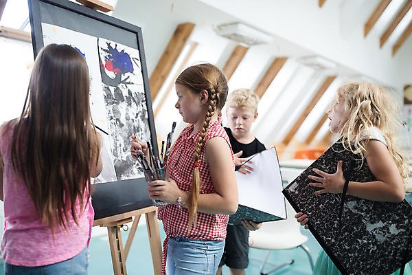 포토 JPG 서양인 외국인 여자 남자 어린이 학교 실내 미술 들기 사람 여러명 상반신 옆모습 뒷모습 10대 스쿨라이프 잡기 붓 집중 즐거움 그림 작품 체코 미술교육 미술실 어린이만 국내포토 라이프스타일 교육 감정 유럽 뷰포인트 다수 컨셉 모션 청소년 문화예술 인종 내부 파일형식