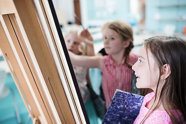 포토 JPG 서양인 외국인 여자 남자 어린이 학교 실내 미술 서기 미소 사람 여러명 상반신 옆모습 아웃포커스 10대 스쿨라이프 잡기 그리기 집중 즐거움 그림 체코 미술교육 국내포토 라이프스타일 교육 감정 유럽 뷰포인트 다수 컨셉 모션 청소년 문화예술 촬영기법 표정 인종 내부 파일형식