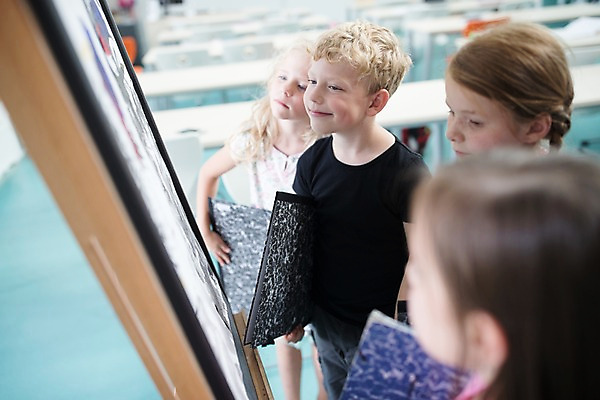포토 JPG 서양인 외국인 응시 여자 남자 어린이 학교 실내 미술 서기 미소 들기 사람 여러명 옆모습 10대 스쿨라이프 집중 스케치북 즐거움 그림 체코 미술교육 미술실 국내포토 라이프스타일 시선 교육 감정 유럽 뷰포인트 다수 컨셉 모션 청소년 문화예술 학용품 표정 인종 내부 파일형식