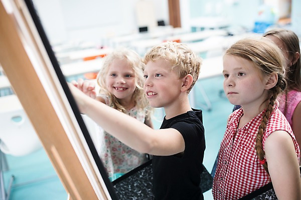 포토 JPG 서양인 외국인 여자 남자 어린이 학교 실내 미술 서기 사람 손짓 여러명 상반신 옆모습 10대 스쿨라이프 가리킴 집중 즐거움 체코 미술교육 미술실 국내포토 라이프스타일 교육 감정 유럽 뷰포인트 다수 컨셉 모션 청소년 문화예술 인종 내부 파일형식