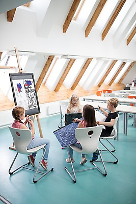 포토 JPG 전신 서양인 외국인 여자 남자 어린이 학교 실내 미술 미소 사람 앉기 여러명 앞모습 옆모습 뒷모습 10대 스쿨라이프 스케치북 그림 체코 미술교육 국내포토 라이프스타일 교육 유럽 뷰포인트 다수 모션 청소년 문화예술 학용품 표정 인종 내부 파일형식