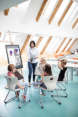 포토 JPG 전신 서양인 외국인 여자 남자 어린이 학교 실내 미술 서기 사람 앉기 성인 앞모습 옆모습 뒷모습 10대 스쿨라이프 교사 붓 스케치북 그림 체코 미술교육 국내포토 직업 라이프스타일 교육 유럽 뷰포인트 모션 청소년 문화예술 학용품 인종 내부 파일형식