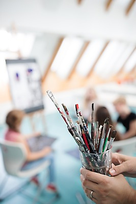 포토 JPG 전신 서양인 외국인 손 여자 남자 어린이 학교 실내 미술 들기 사람 앉기 여러명 옆모습 뒷모습 아웃포커스 신체부위 10대 스쿨라이프 붓 체코 미술교육 국내포토 라이프스타일 교육 유럽 뷰포인트 다수 모션 청소년 문화예술 촬영기법 인종 내부 파일형식