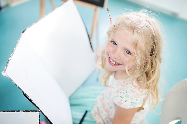 포토 JPG 서양인 외국인 응시 여자 어린이 학교 실내 미술 한명 미소 사람 앉기 10대 하이앵글 스쿨라이프 올려보기 붓 그리기 스케치북 즐거움 그림 체코 미술교육 소녀한명만 국내포토 1 라이프스타일 시선 교육 감정 유럽 뷰포인트 모션 청소년 문화예술 학용품 표정 인종 내부 여자한명만 소녀만 파일형식