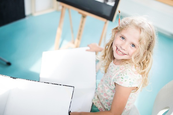 포토 JPG 서양인 외국인 응시 여자 어린이 학교 실내 미술 한명 미소 사람 앉기 10대 하이앵글 스쿨라이프 올려보기 붓 그리기 스케치북 즐거움 그림 체코 미술교육 소녀한명만 국내포토 1 라이프스타일 시선 교육 감정 유럽 뷰포인트 모션 청소년 문화예술 학용품 표정 인종 내부 여자한명만 소녀만 파일형식