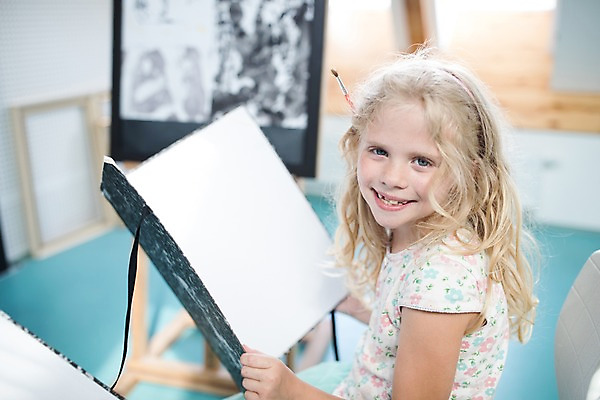 포토 JPG 서양인 외국인 응시 여자 어린이 학교 실내 미술 한명 사람 옆모습 10대 스쿨라이프 잡기 붓 그리기 스케치북 즐거움 그림 체코 미술교육 소녀한명만 국내포토 1 라이프스타일 시선 교육 감정 유럽 뷰포인트 모션 청소년 문화예술 학용품 인종 내부 여자한명만 소녀만 파일형식