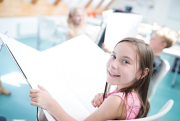 포토 JPG 서양인 외국인 응시 여자 남자 어린이 학교 실내 미술 미소 사람 옆모습 아웃포커스 10대 세명 스쿨라이프 잡기 붓 뒤돌아보기 스케치북 즐거움 체코 미술교육 어린이만 국내포토 라이프스타일 시선 교육 감정 유럽 뷰포인트 모션 청소년 문화예술 학용품 촬영기법 표정 인종 내부 파일형식