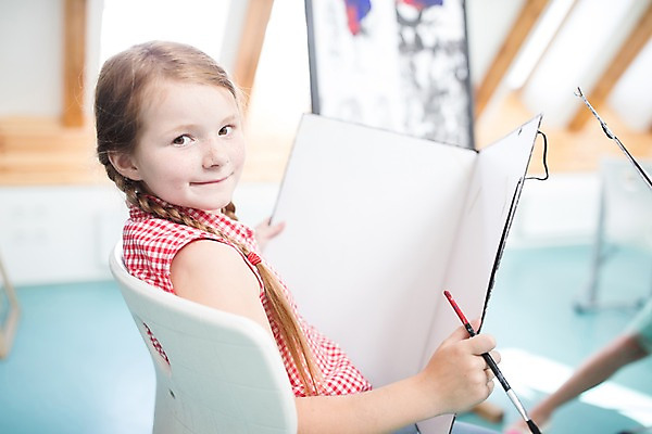 포토 JPG 서양인 외국인 여자 어린이 학교 실내 미술 한명 미소 사람 앉기 옆모습 10대 스쿨라이프 잡기 붓 스케치북 즐거움 체코 미술교육 소녀한명만 국내포토 1 라이프스타일 교육 감정 유럽 뷰포인트 모션 청소년 문화예술 학용품 표정 인종 내부 여자한명만 소녀만 파일형식