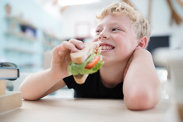 포토 JPG 서양인 외국인 남자 어린이 로우앵글 교실 학교 실내 샌드위치 한명 미소 들기 사람 앉기 상반신 앞모습 아웃포커스 10대 스쿨라이프 턱괴기 체코 소년한명만 국내포토 1 라이프스타일 교육 유럽 음식 뷰포인트 모션 청소년 촬영기법 표정 인종 내부 남자한명만 소년만 파일형식