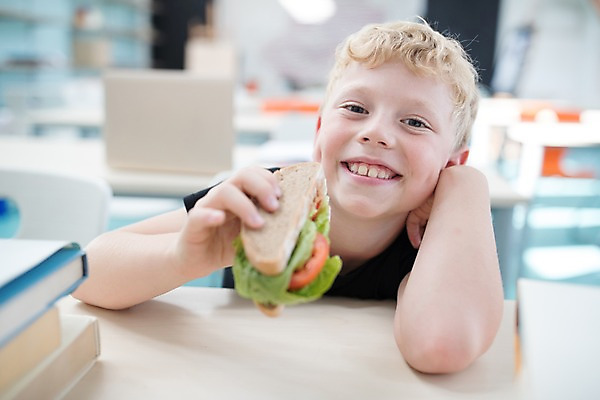 포토 JPG 서양인 외국인 남자 어린이 교실 학교 실내 샌드위치 한명 미소 들기 사람 앉기 상반신 앞모습 아웃포커스 10대 스쿨라이프 턱괴기 체코 소년한명만 국내포토 1 라이프스타일 교육 유럽 음식 뷰포인트 모션 청소년 촬영기법 표정 인종 내부 남자한명만 소년만 파일형식