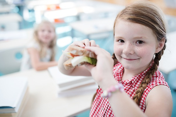 포토 JPG 서양인 외국인 응시 여자 어린이 교실 학교 실내 샌드위치 서기 미소 들기 사람 앉기 상반신 두명 옆모습 아웃포커스 10대 스쿨라이프 체코 소녀만 국내포토 라이프스타일 시선 교육 유럽 음식 뷰포인트 모션 청소년 촬영기법 표정 인종 내부 여자만 어린이만 파일형식
