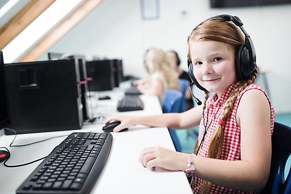 포토 JPG 서양인 외국인 응시 여자 교육 남자 어린이 학교 수업 실내 미소 사람 상반신 옆모습 아웃포커스 10대 세명 컴퓨터 스쿨라이프 헤드셋 키보드 마우스 체코 컴퓨터실 컴퓨터교육 어린이만 국내포토 라이프스타일 시선 유럽 뷰포인트 음향기기 교실 청소년 촬영기법 표정 인종 내부 전자제품 컴퓨터용품 헤드폰 파일형식