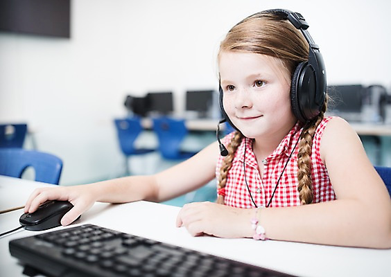 포토 JPG 서양인 외국인 응시 여자 교육 어린이 학교 수업 실내 한명 미소 사람 앉기 상반신 옆모습 10대 컴퓨터 스쿨라이프 헤드셋 마우스 체코 컴퓨터실 컴퓨터교육 소녀한명만 국내포토 1 라이프스타일 시선 유럽 뷰포인트 음향기기 교실 모션 청소년 표정 인종 내부 전자제품 컴퓨터용품 헤드폰 여자한명만 소녀만 파일형식