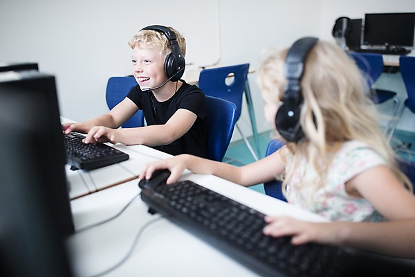 포토 JPG 서양인 외국인 응시 여자 교육 남자 어린이 학교 수업 실내 미소 사람 앉기 상반신 두명 옆모습 10대 컴퓨터 스쿨라이프 헤드셋 키보드 마우스 체코 컴퓨터실 컴퓨터교육 어린이만 국내포토 라이프스타일 시선 유럽 뷰포인트 음향기기 교실 모션 청소년 표정 인종 내부 전자제품 컴퓨터용품 헤드폰 파일형식