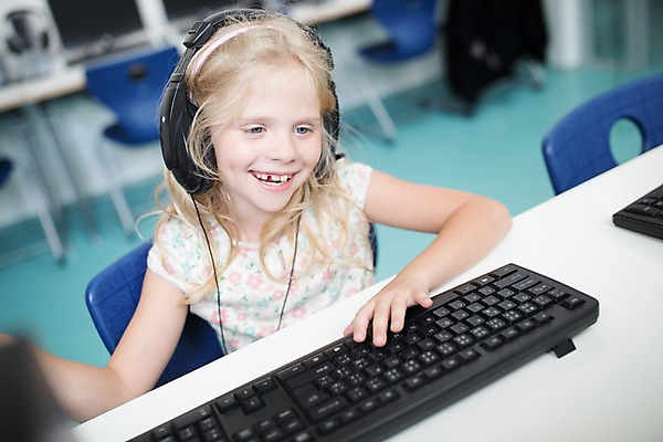 포토 JPG 서양인 외국인 응시 여자 교육 어린이 학교 수업 실내 한명 미소 사람 앉기 상반신 앞모습 10대 컴퓨터 스쿨라이프 헤드셋 마우스 체코 컴퓨터실 컴퓨터교육 소녀한명만 국내포토 1 라이프스타일 시선 유럽 뷰포인트 음향기기 교실 모션 청소년 표정 인종 내부 전자제품 컴퓨터용품 헤드폰 여자한명만 소녀만 파일형식